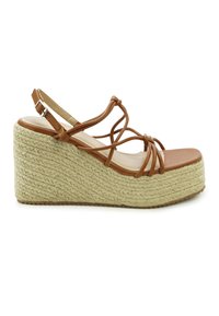 Bruine faux leren wedge sandaal met een geweven jute platform, voorzien van crisscross banden en een verstelbare enkelgesp. Glad textuur.