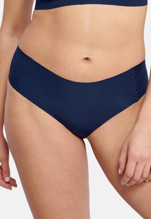 Smaragdgrüne Bikini-Höschen mit glatter Textur, tiefem Schnitt und subtilen seitlichen Raffungen für zusätzlichen Komfort. Entworfen für eine figurbetonte Passform.