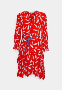 Rotes Wickelkleid mit langen Ärmeln, das ein weißes Blättermuster aufweist, mit einem schwingenden Rock und einem blauen Stoffgürtel in der Taille. Leichtes, strukturiertes Material.