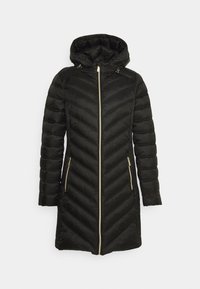 Schwarze Daunenjacke mit Chevron-Muster, ausgestattet mit Kapuze, vorderem Reißverschluss und zwei Reißverschlusstaschen. Akzente aus goldenem Metall.