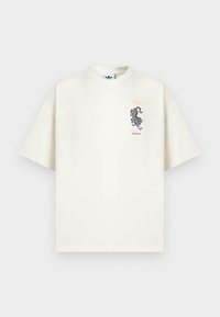 Λευκό υπερμεγέθες T-shirt με μικρό μαύρο τίγρη και ροζ λογότυπο Adidas τυπωμένα στην περιοχή της μπροστινής αριστερής τσέπης στο στήθος.