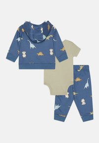 Detský outfit v troch častiach: modrá mikina s potlačou dinosaura, svetlozelený body a modré nohavice s ladiacim dizajnom dinosaura.