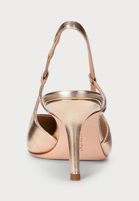 Metalni rose gold visoki čevelj s koničastim nosom in tankim trakom. Ima gladko teksturo in stiletto peto.