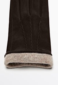 Guanto in suede marrone con polsino in maglia color crema. Presenta cuciture sul retro, texture liscia e bordi puliti.