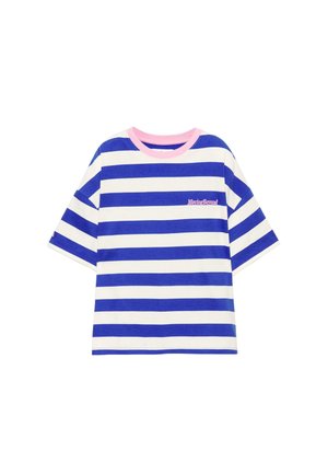 Blau-weiß gestreiftes T-Shirt mit kurzen Ärmeln, breiten horizontalen Streifen, rosa Kragen und kleinem rosa Schriftzug "Moving Beyond" auf der Brust.