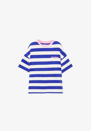 Blau-weiß gestreiftes T-Shirt mit kurzen Ärmeln, breiten horizontalen Streifen, rosa Kragen und kleinem rosa Schriftzug "Moving Beyond" auf der Brust.