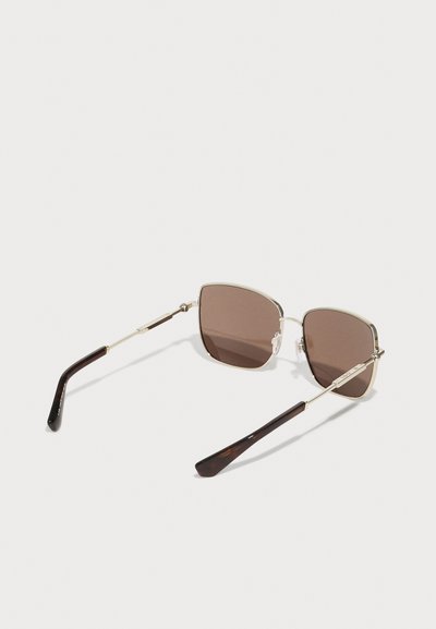 Braun getönte quadratische Sonnenbrille mit einem Metallrahmen, versehen mit schlanken goldenen Akzenten und armschalen im Schildpatt-Muster für besseren Halt.