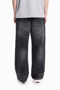 Pantaloni din denim negri oversized cu modele texturate complexe, cusături vizibile și croială lejeră. Terminati cu un design clasic cu cinci buzunare.