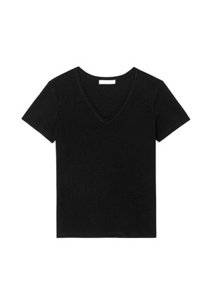 T-shirt noir à col en V en tissu doux, avec des manches courtes et des coutures jaunes contrastées autour de l'encolure. Design simple et ajusté.