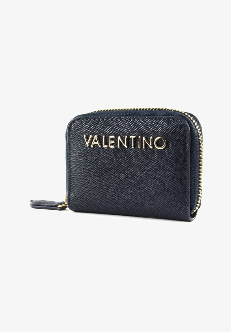 Carteira azul marinho da Valentino, feita de material texturizado, com fecho de correr dourado e logótipo em relevo na parte da frente. Formato retangular com design compacto.