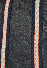 Zwart gestructureerd leer met twee marineblauwe banden met witte en oranje strepen die verticaal lopen.