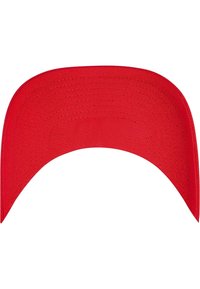 Rød baseballcap med buet skjerm, laget av strukturert stoff med stikninger. Ingen logoer eller ekstra detaljer synlige.