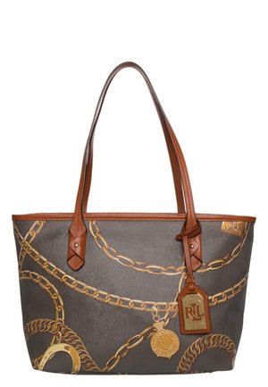 Sac fourre-tout marron avec imprimé chaîne dorée, anses en cuir fauve et une étiquette en cuir embossée du logo RLL suspendue à une anse.