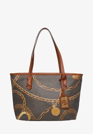 Sac fourre-tout marron avec imprimé chaîne dorée, anses en cuir fauve et une étiquette en cuir embossée du logo RLL suspendue à une anse.