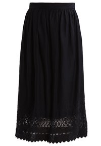 Jupe longue noire en tissu léger, avec un design plissé, une taille élastique et une bordure en dentelle au bas avec des détails en ajouré.