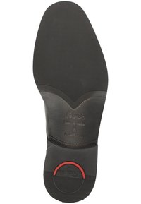 Suola nera delle scarpe con gomma testurizzata per una migliore aderenza, nome del marchio in rilievo e un distintivo accento rosso vicino al tallone. Finitura liscia.