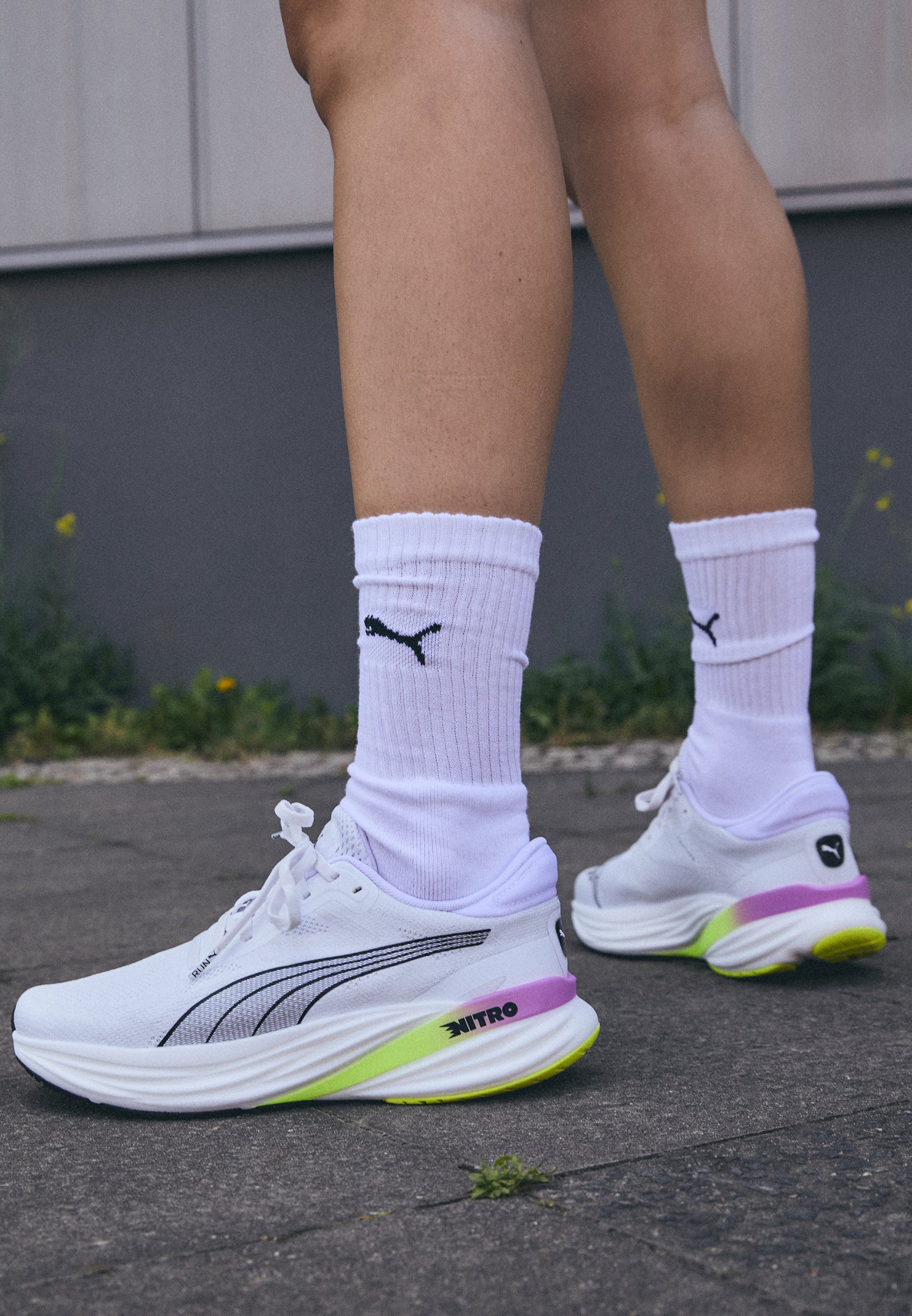 Puma MAGNIFY NITRO - Silniční běžecké boty - white\pure magenta\yellow alert