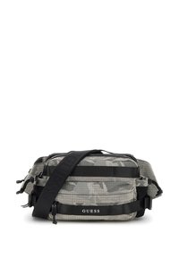 Umhängetasche mit Camouflage-Muster aus strukturiertem Stoff, ausgestattet mit mehreren Reißverschlussfächern und verstellbarem schwarzen Tragegurt. Mit "GUESS"-Logo.