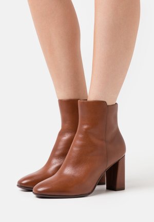 BOOTS - Kotníková obuv na vysokém podpatku - brandy