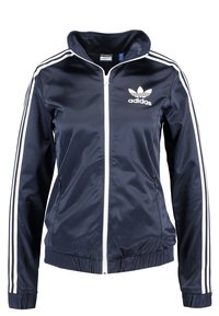 Chaqueta de satén azul marino con cremallera que presenta un logo de Adidas blanco, detalles de rayas blancas en las mangas y puños y dobladillo elásticos.