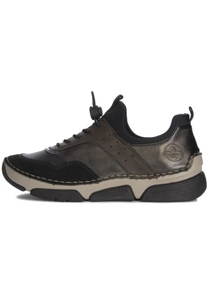 Sneaker in pelle nera e bronzo con lacci, parte superiore in pelle texturizzata, suola in gomma beige a contrasto e dettagli di cucitura lungo i lati.