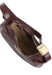 Borsa a spalla in pelle bordeaux con zip dorata, fibbia quadrata dorata sulla tracolla e fodera interna beige.