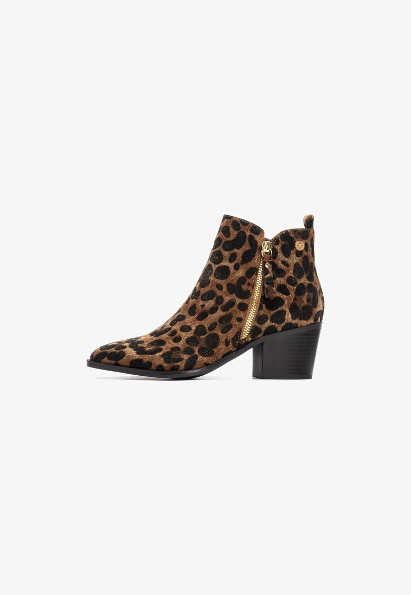 Stivaletti alla caviglia con stampa leopardata, realizzati in suede texturizzato, con punta arrotondata, zip laterale e tacco a blocco impilato. Colore: marrone e nero.