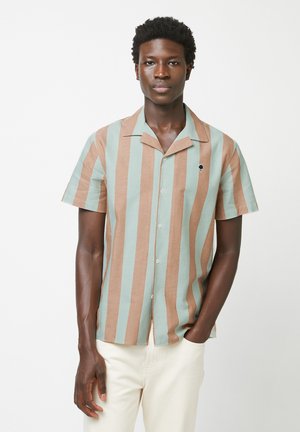 Camicia a maniche corte con bottoni caratterizzata da righe verticali marroni e teal, con colletto rilassato e un piccolo ricamo sul petto.