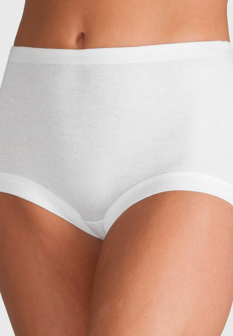 Weiße, hoch geschnittene Baumwollunterwäsche zeichnet sich durch eine glatte Textur, einen elastischen Bund und ein schlichtes Design ohne sichtbare Muster oder Akzente aus.