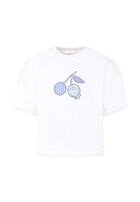 T-shirt blanc à manches courtes arborant un graphique de cerise bleue, avec un motif et un coloris uni, et des détails de col et de poignets côtelés texturés.