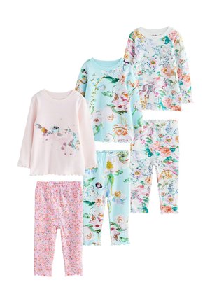 Tre sæt børnepyjamas med lange ærmer i blomstermønstre i pink, blå og hvid, med enhjørning og forskellige blomstermotiver.