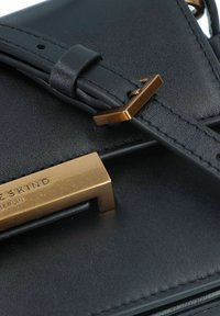 Borsa a mano in pelle nera con finitura testurizzata, dotata di una chiusura in metallo dorato e tracolla regolabile. Logo in evidenza.