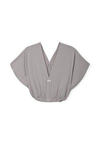 Maglietta grigia chiara con maniche corte e ampie, scollo a V profondo e cintura elastica. Tessuto liscio con dettagli di branding minimi vicino all'orlo.