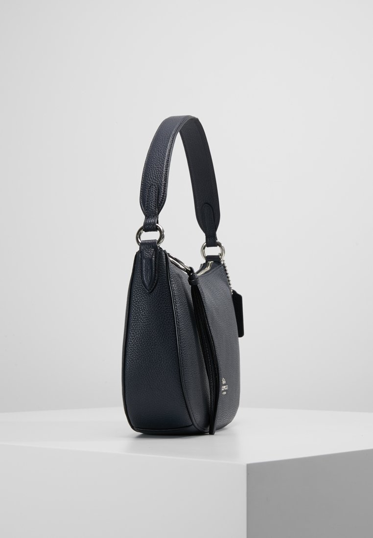 Coach PEBBLE SUTTON CROSSBODY Håndveske midnight navy Coach PEBBLE SUTTON CROSSBODY Håndveske midnight navy