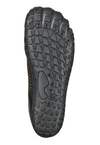 Semelle de chaussure en caoutchouc noir avec un motif de bande de roulement texturé, comportant des trous circulaires et une accentuation de petits points orange le long du côté.