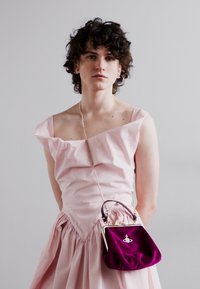Vivienne Westwood GRANNY FRAME PURSE - Käekott - purple
