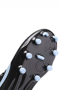 Czarne korki do piłki nożnej z gładką czarną podeszwą, wyposażone w sześć jasnoniebieskich wkładek i teksturowany wzór wokół miejsc umiejscowienia wkładek.