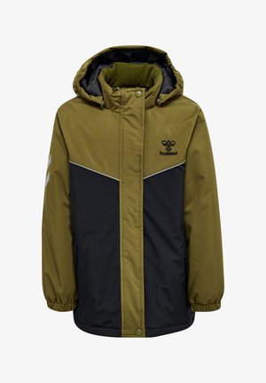Grøn og sort parka-jakke med lynlås foran, hætte, elastiske manchetter og et logo. Har kontrasterende paneler og reflekterende detaljer.