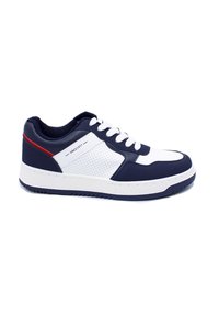 Baskets pour hommes avec une tige synthétique bleu marine, des accents perforés blancs, un système de laçage et une épaisse semelle en caoutchouc blanc.