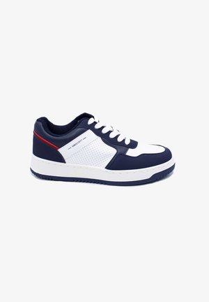 Baskets pour hommes avec une tige synthétique bleu marine, des accents perforés blancs, un système de laçage et une épaisse semelle en caoutchouc blanc.