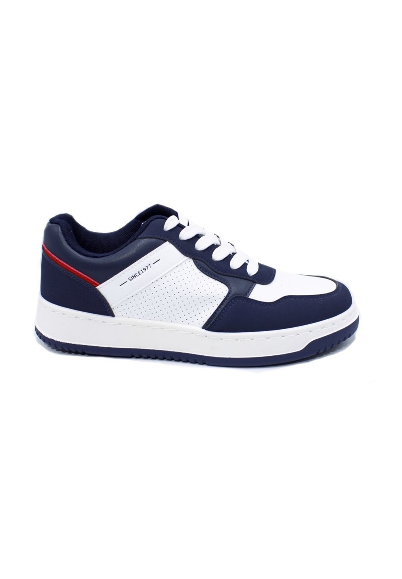 Baskets pour hommes avec une tige synthétique bleu marine, des accents perforés blancs, un système de laçage et une épaisse semelle en caoutchouc blanc.