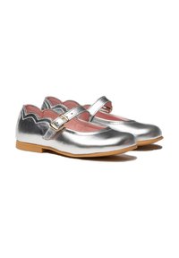 Bailarinas metálicas plateadas con borde festoneado, que cuentan con una sola correa y hebilla, y un interior rosa claro. Suela plana marrón.