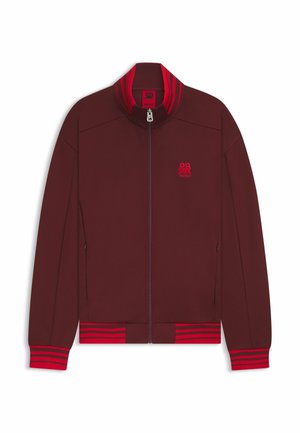 Burgunderfarbene Zip-Jacke mit rotem, gestreiftem Kragen und Bündchen. Enthält ein kleines Logo auf der Brust und seitliche Taschen. Glatte Stofftextur.