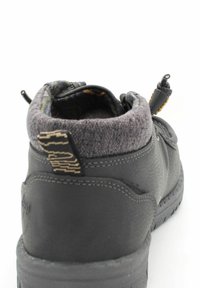 Stivale alla caviglia in pelle nera con un polsino grigio testurizzato, cuciture decorative e una fodera a motivo multicolore. Presenta un tassello per la presa e una laccatura sicura.