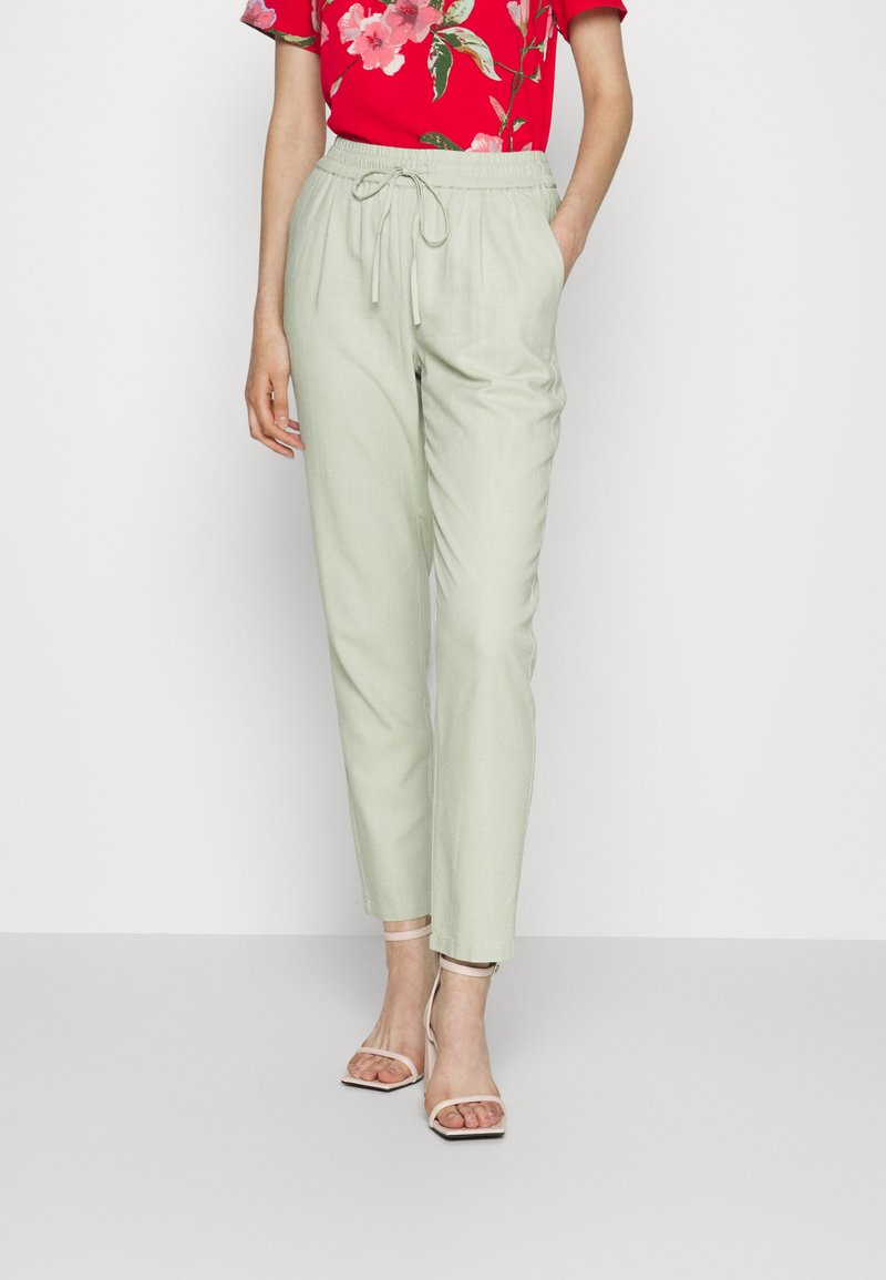 Damen Chinos | Vero Moda Tall VMJESMILO ANKLE PANTS Stoffhose desert sage/grün - YY88069 Damen Chinos | Vero Moda Tall VMJESMILO ANKLE PANTS Stoffhose desert sage/grün - YY88069