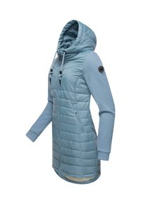 Svetlomodrá hybridná bunda s vyplneným predným dielom, mäkkými rukávmi, nastaviteľnou kapucňou a bočnými vreckami na zips. Obsahuje logo na rukáve.
