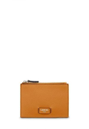 Portefeuille en cuir orange avec une texture, doté d'une fermeture éclair sur le dessus et d'une plaque de logo à l'avant. Forme rectangulaire compacte.