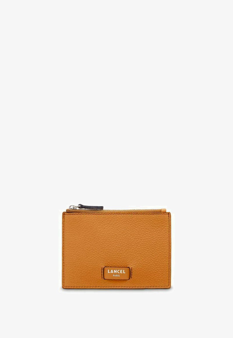Portefeuille en cuir orange avec une texture, doté d'une fermeture éclair sur le dessus et d'une plaque de logo à l'avant. Forme rectangulaire compacte.