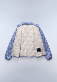 Lichtblauwe gewatteerde pufferjas met een crèmekleurige binnenkant, voorzien van een ruitjespatroon en een klein zwart label in de binnenzak.