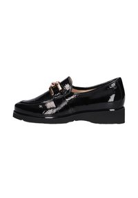 Zwarte lakleren loafers met een ronde neus, lage blokhak en een decoratieve gouden gesp op de band. Glad, glanzend textuur.